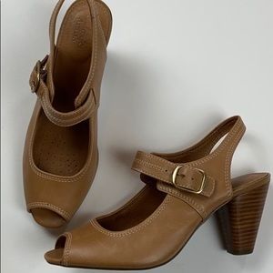 👠Clark’s Artisan comfort peekaboo toe 3” wood heel